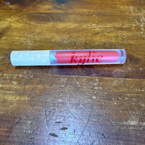 Kylie Cosmetics Liquid Lipstick in Color 405 Red Velvet
